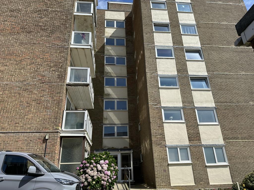 Lot: 50 - FIRST FLOOR FLAT WITH SEA VIEWS AND GARAGE - Front Entrance to Flat